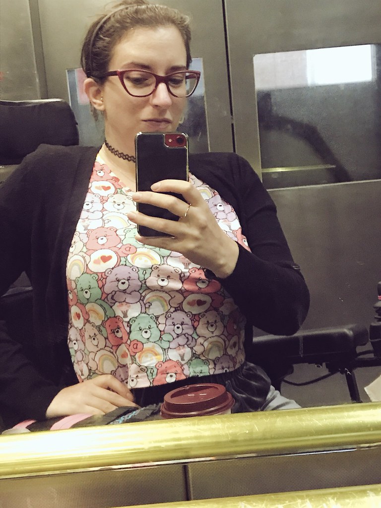 Smart AI mirror providing personalised outfit styling tips