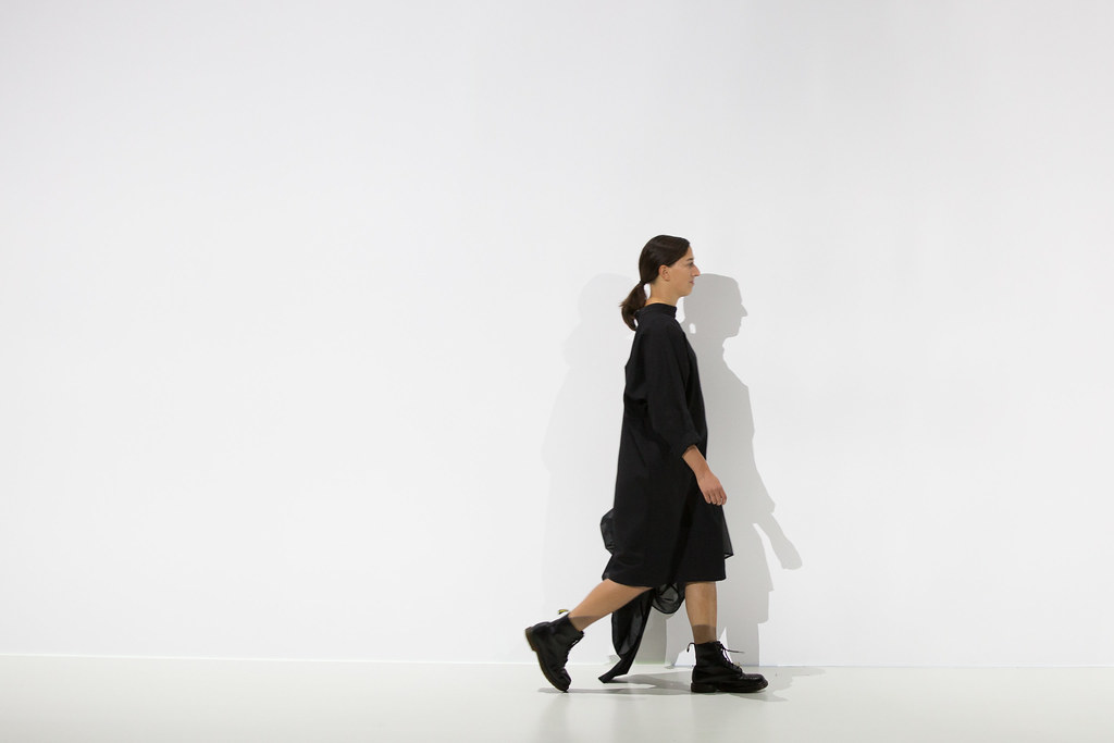 Magic Mirror AI smart fashion technology display