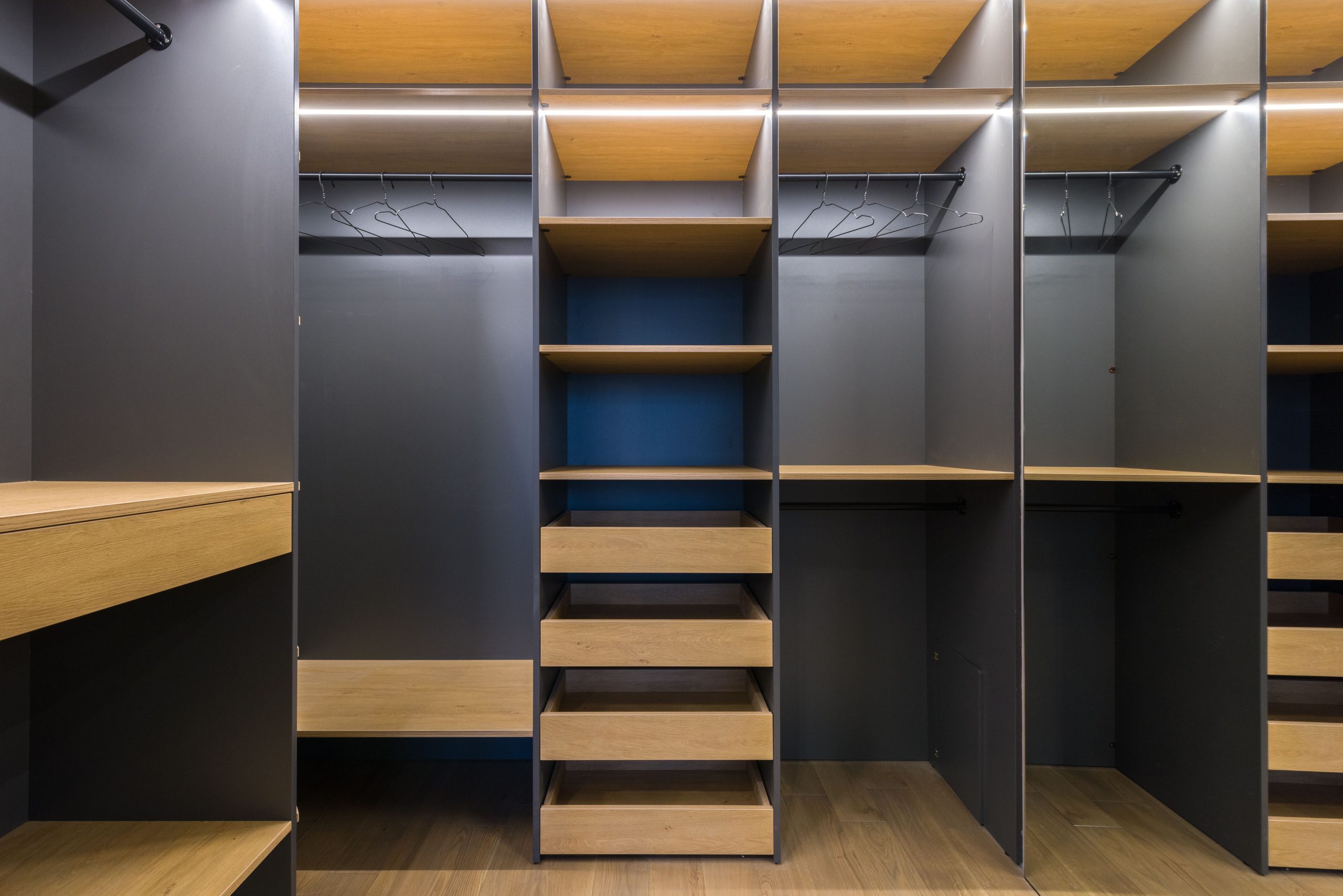 Modern wardrobe storage and smart closet organisation for AI outfit planning
